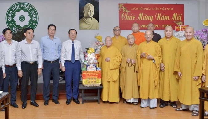 Bí thư Thành uỷ Nguyễn Văn Nên và đoàn công tác Thành phố chúc Tết Hoà thượng Chủ tịch cùng chư tôn đức Hội đồng trị sự. (Ảnh: Báo Giác ngộ).