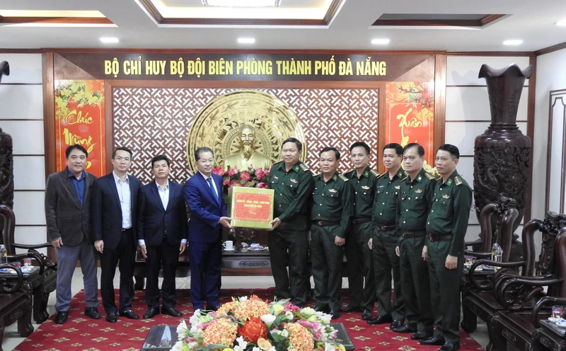 Đồng chí Nguyễn Văn Quảng tặng quà và chúc tết cán bộ, chiến sĩ Biên phòng Đà Nẵng