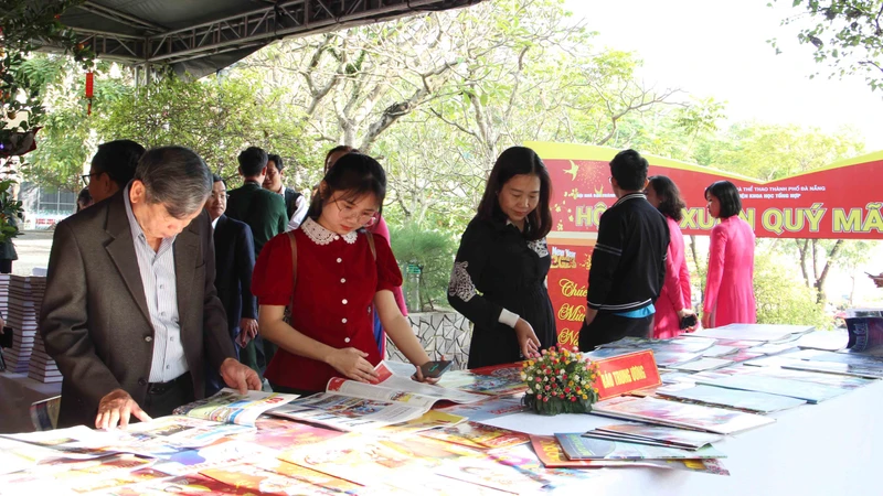 Đại biểu xem báo trưng bày tại Hội Báo Xuân.