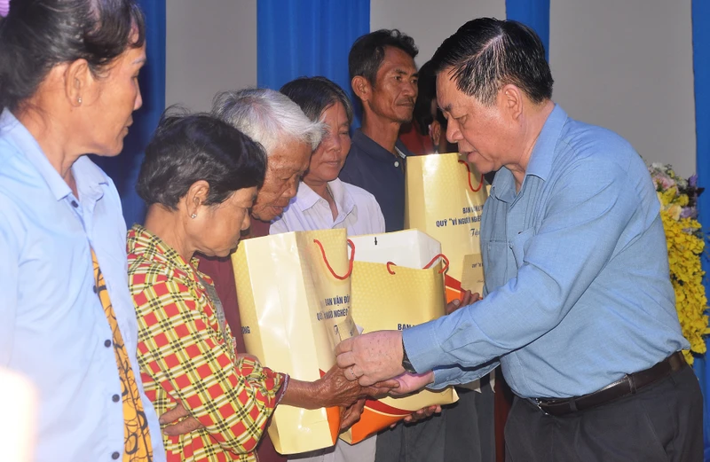 Đồng chí Nguyễn Trọng Nghĩa trao quà cho gia đình chính sách, hộ nghèo tại huyện Tân Phú Đông (Tiền Giang).