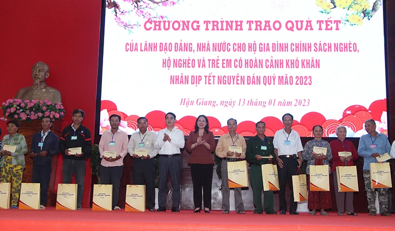 Phó Chủ tịch nước trao quà cho gia đình chính sách.
