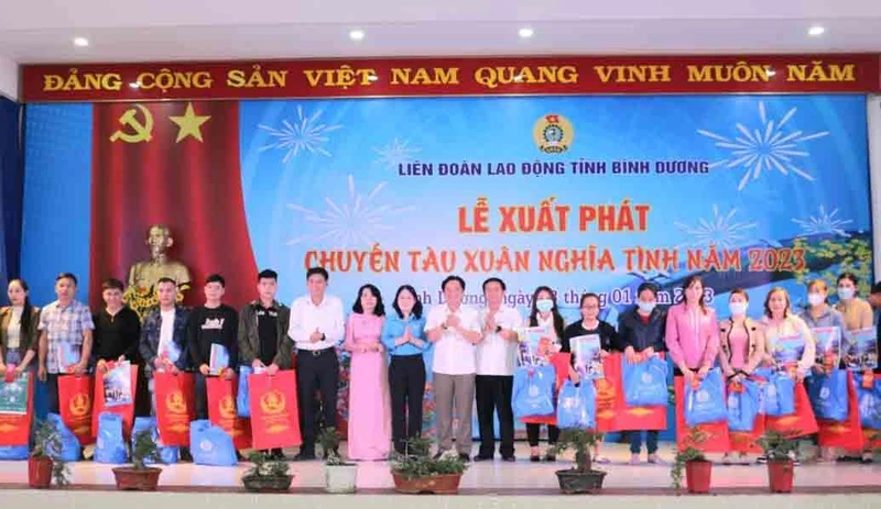 Lãnh đạo tỉnh Bình Dương trao quà cho công nhân lao động trước lúc lên tàu về quê đón Tết.
