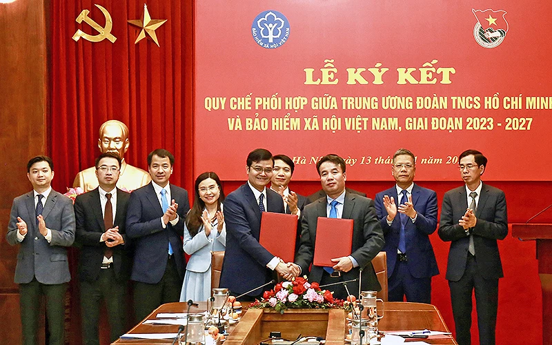 Các đồng chí Bùi Quang Huy, Ủy viên dự khuyết Trung ương Đảng, Bí thư thứ nhất Trung ương Đoàn và Nguyễn Thế Mạnh, Tổng Giám đốc Bảo hiểm Xã hội Việt Nam trao biên bản ký kết phối hợp tại buổi lễ.