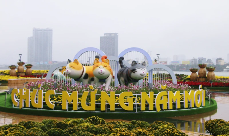 Linh vật mèo tại đường hoa xuân Đà Nẵng. 
