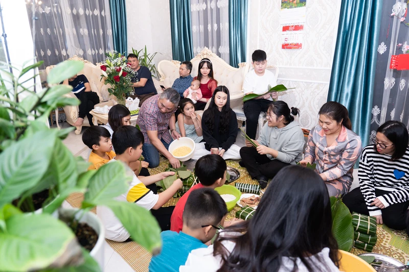 Gia đình anh Lê Bá Toàn sống tại thủ đô Moskva của Nga quây quần gói bánh chưng đón Tết.
