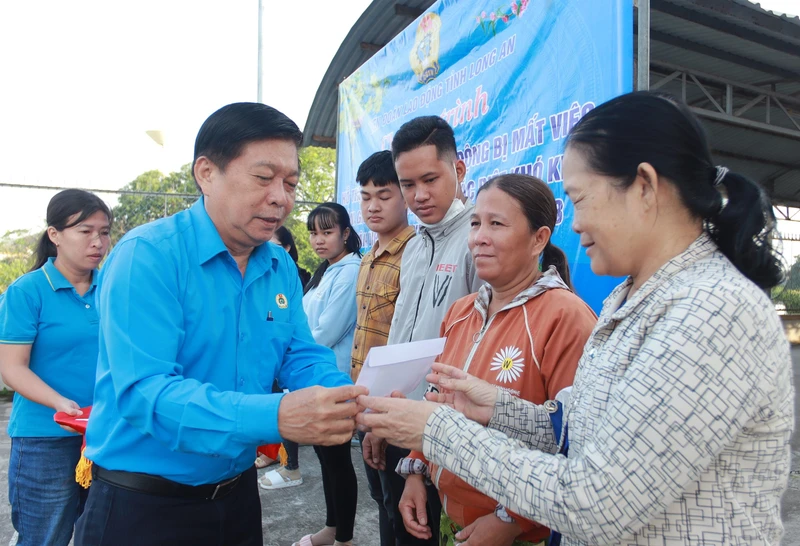  Lãnh đạo Liên đoàn Lao động tỉnh Long An trao tiền hỗ trợ cho công nhân lao động đặc biệt khó khăn bị cắt hợp đồng lao động.