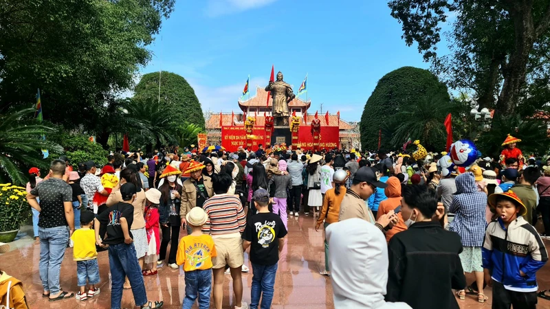 Hàng nghìn người dân trong và ngoài tỉnh Bình Định đã tham dự lễ kỷ niệm 234 năm Chiến thắng Ngọc Hồi-Đống Đa (1789-2023) vào ngày mùng 5 Tết Quý Mão.