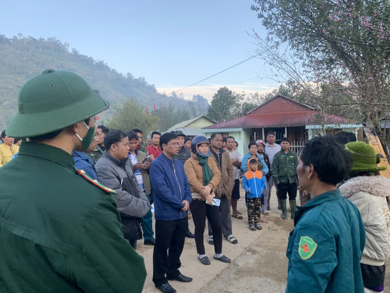 Chính quyền địa phương, bộ đội biên phòng đến thăm, động viên các gia đình bị cháy nhà. 