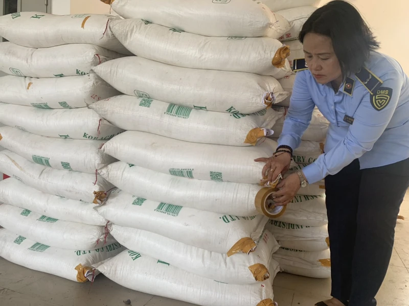 Cán bộ Quản lý thị trường kiểm tra lô đường nhập lậu. (Ảnh Cục QLTT Thành phố Hồ Chí Minh cung cấp)
