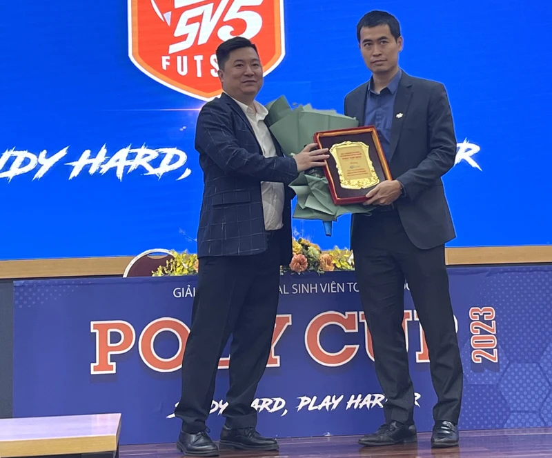 Đại diện FPT Play trao kỷ niệm chương Liên đoàn Bóng đá Hà Nội.