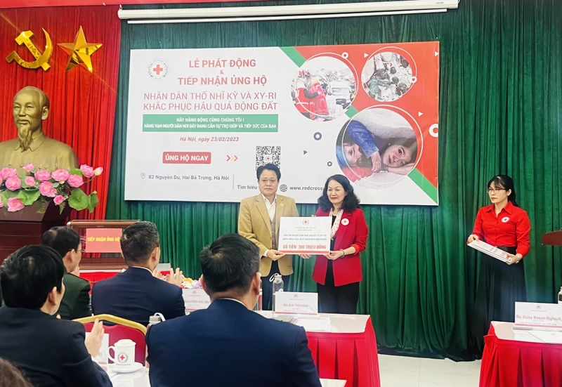 Trung ương Hội Chữ thập đỏ Việt Nam tiếp nhận ủng hộ của các đơn vị, doanh nghiệp.