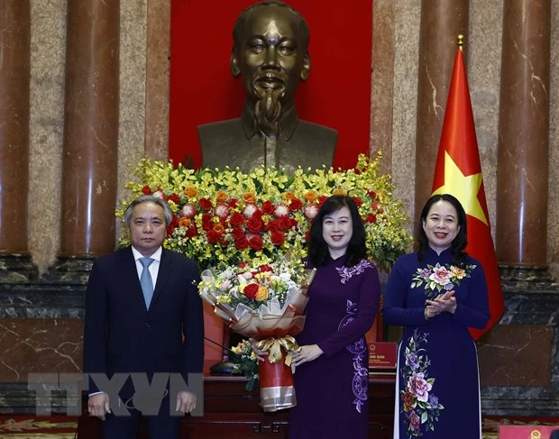 Quyền Chủ tịch nước Võ Thị Ánh Xuân chúc mừng Bộ trưởng Y tế Đào Hồng Lan và Phó Giáo sư, Tiến sĩ, Anh hùng lao động Trần Ngọc Lương, nguyên Giám đốc Bệnh viện Nội tiết Trung ương, đại diện cho đội ngũ y bác sĩ cả nước nhân Ngày Thầy thuốc Việt Nam. (Ảnh: TTXVN)