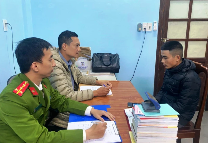 Đối tượng Lê Tuấn Lương tại cơ quan Công an. (ảnh: Công an cung cấp)