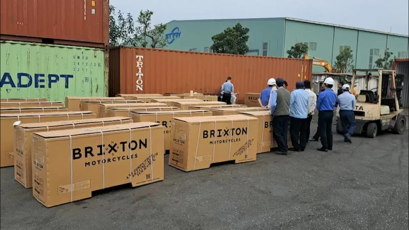 Lực lượng chống buôn lậu Hải quan tạm giữ 52 xe mô-tô hiệu Brixton nghi gian lận xuất xứ, tại cảng Nam Hải (thành phố Hải Phòng) vào ngày 20/2/2023.