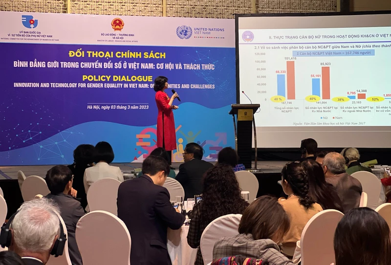 Các chuyên gia chia sẻ tại buổi đối thoại “Bình đẳng giới trong chuyển đổi số ở Việt Nam: Cơ hội và thách thức”. 