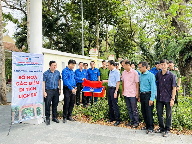 Tặng công trình thanh niên số hóa các điểm di tích lịch sử.