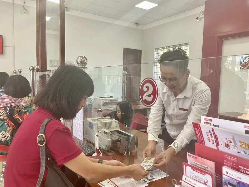 Giao dịch khách hàng tại Agribank chi nhánh Chư Prông (Gia Lai).