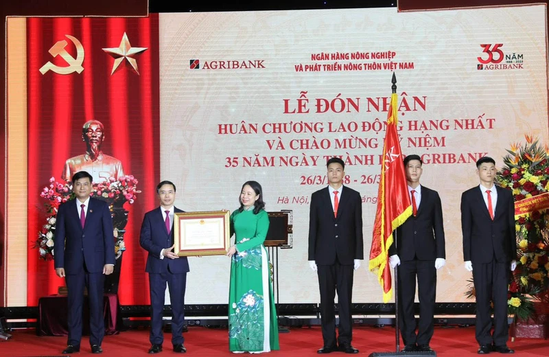 Phó Chủ tịch nước Võ Thị Ánh Xuân trao Huân chương Lao động hạng Nhất tặng Agribank. 