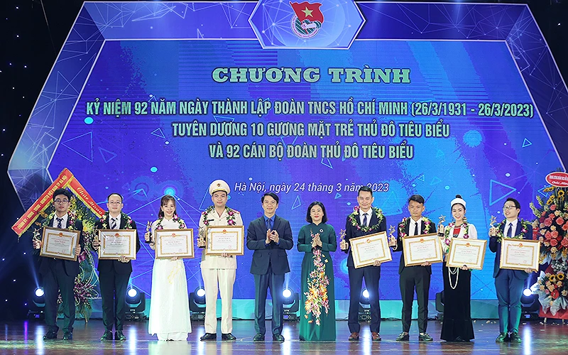 Phó Bí thư Thường trực Thành ủy Hà Nội Nguyễn Thị Tuyến, Bí thư Thường trực Trung ương Đoàn Nguyễn Ngọc Lương trao Bằng khen tặng các Gương mặt trẻ Thủ đô tiêu biểu năm 2022.
