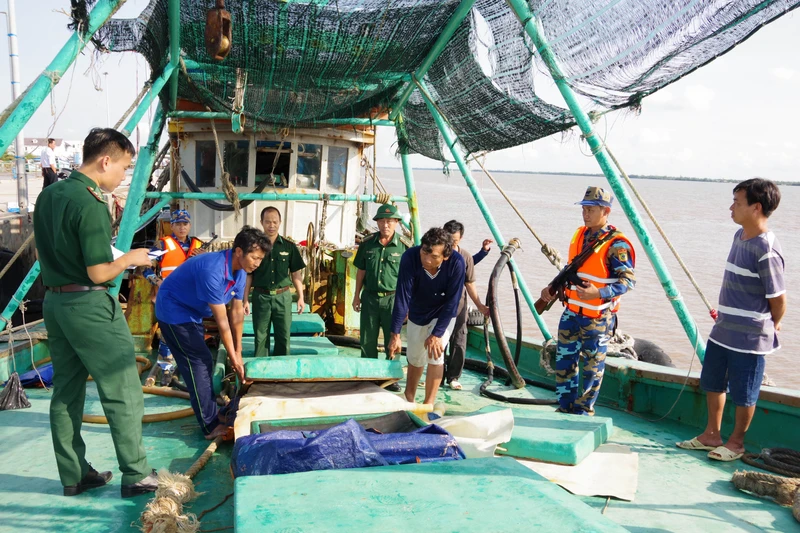 Tổ tuần tra tiến hành kiểm tra phương tiện vận chuyển dầu trái phép. 