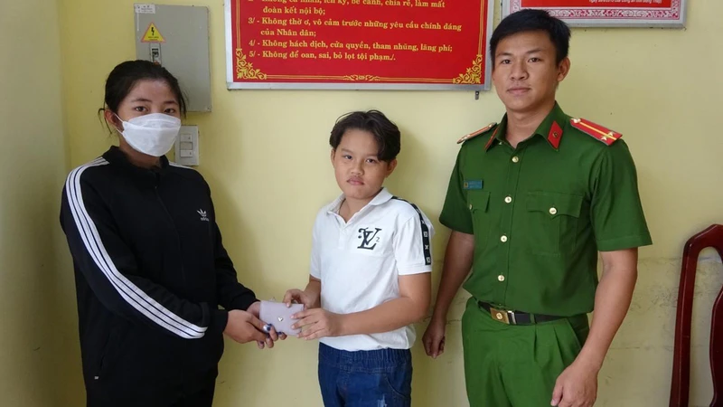 Trần Minh Đạt trao trả chiếc ví nhặt được cho chị N.T.T.T.