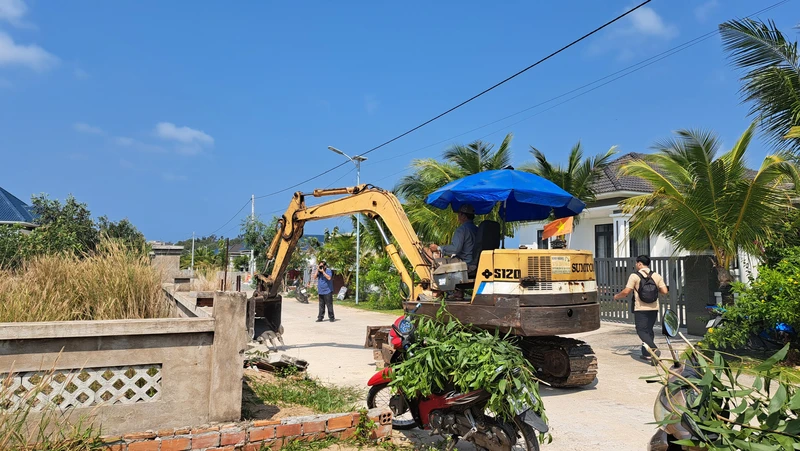 Người dân tự nguyện tháo dỡ căn biệt thự vi phạm ở khu đất 18,9ha do Nhà nước quản lý, tại thành phố Phú Quốc. 