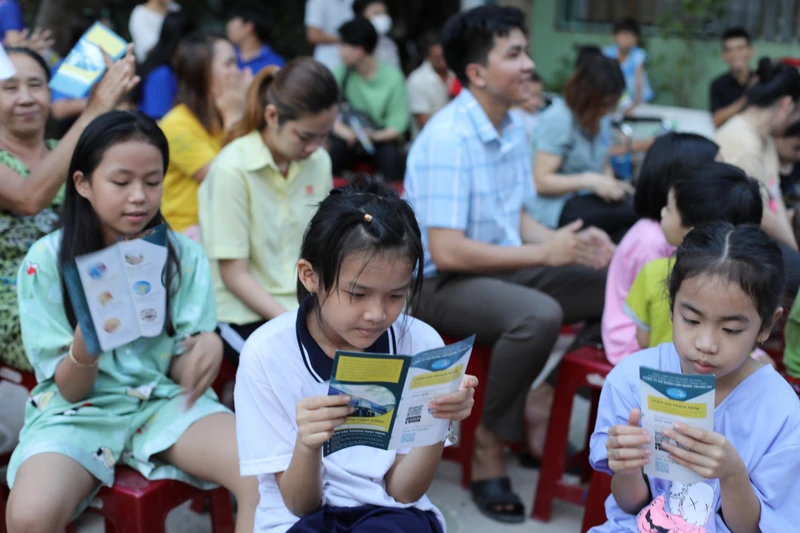  Người dân, thanh niên, công nhân, thiếu nhi tại Khu lưu trú công nhân - văn hóa số 1 trải nghiệm, tìm hiểu tác hại của việc khai thác nước ngầm.