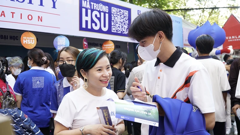 Thí sinh tìm hiểu thông tin về trường tại ngày hội tư vấn tuyển sinh. Ảnh: HSU