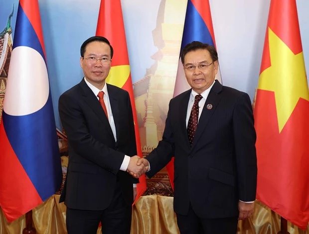 Chủ tịch nước Võ Văn Thưởng hội kiến Chủ tịch Quốc hội Lào Saysomphone Phomvihan. (Ảnh: TTXVN)