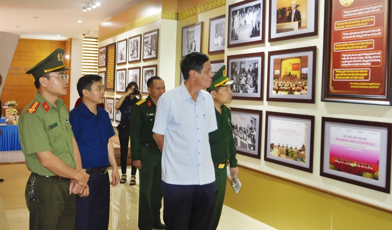 Các đại biểu tham quan Triển lãm.
