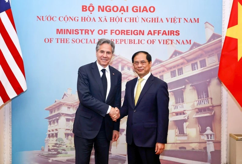 Bộ trưởng Ngoại giao Bùi Thanh Sơn và Bộ trưởng Ngoại giao Hoa Kỳ Antony Blinken tại lễ đón.