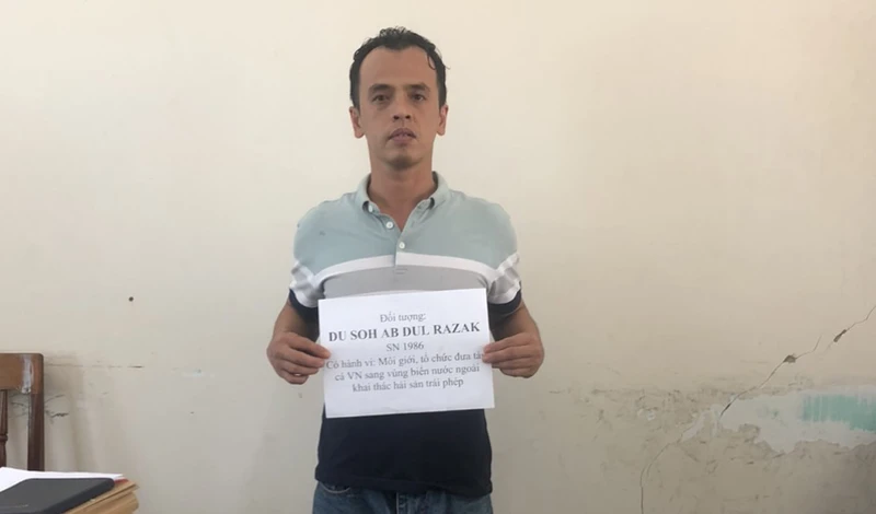 Đối tượng Du Soh Abu Dul Ra Zak bị bắt giữ tại cơ quan chức năng.