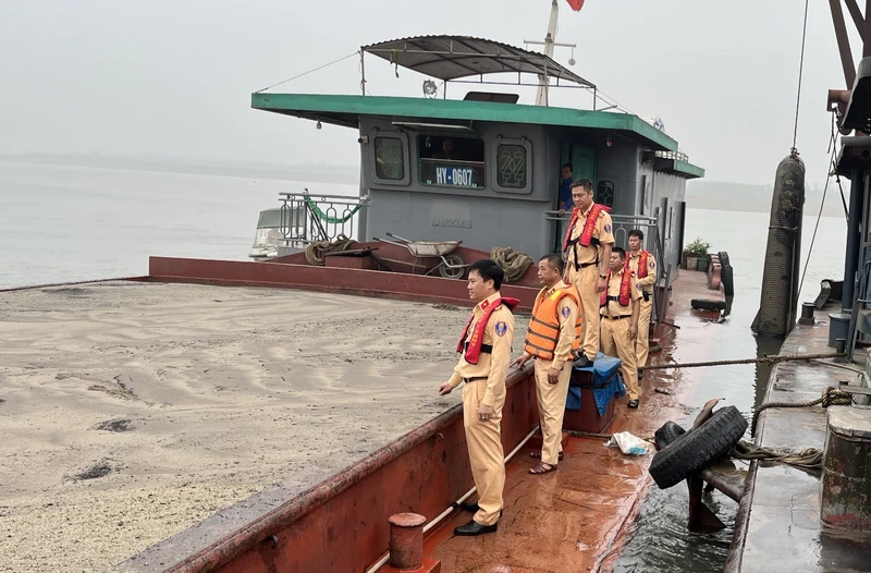 Tuần tra kiểm soát phát hiện hai tàu hút cát trái phép.