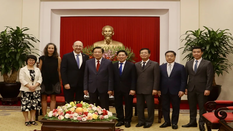 Đồng chí Phan Đình Trạc, Đại sứ Thomas Gass và các đại biểu dự buổi làm việc.