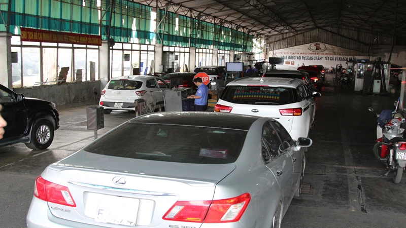 Tình trạng tắc nghẽn tại các Trung tâm đăng kiểm trên địa bàn Thành phố Hồ Chí Minh vừa gây bức xúc cho người đi đăng kiểm, vừa tăng chi phí vận tải hàng hóa. (Ảnh THẾ ANH).