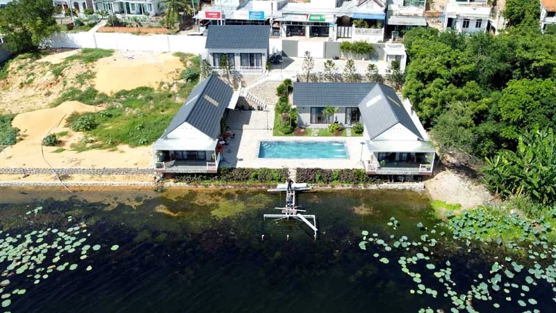 Toàn cảnh công trình khách sạn Moon Lake Villa-Bàu Trắng xâm phạm Thắng cảnh Bàu Trắng, xã Hòa Thắng, huyện Bắc Bình, Bình Thuận.