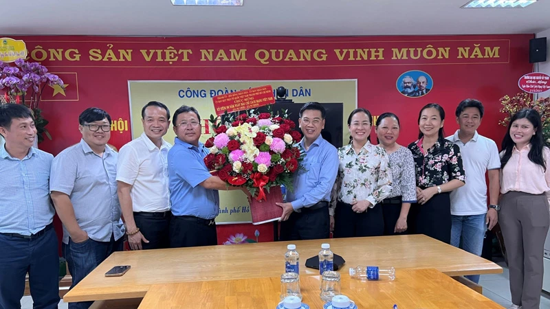 Đoàn Thành ủy-Hội đồng nhân dân-Ủy ban nhân dân-Ủy ban Mặt trận Tổ quốc Việt Nam Thành phố Hồ Chí Minh do đồng chí Nguyễn Văn Dũng, Phó Chủ tịch Hội đồng nhân dân Thành phố Hồ Chí Minh làm trưởng đoàn đến thăm, chúc mừng Cơ quan Thường trực Báo Nhân Dân tại Thành phố Hồ Chí Minh nhân Ngày Báo chí cách mạng Việt Nam.