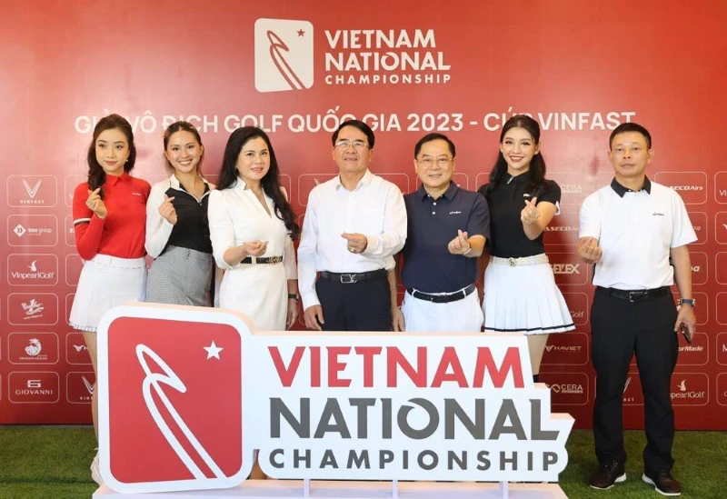 Ban tổ chức giải và nhà tài trợ tại cuộc họp báo.