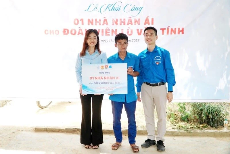 Trao tặng 50 triệu đồng giúp xây nhà kiên cố cho đoàn viên Lù Văn Tính. (Ảnh: GIA BÁCH)