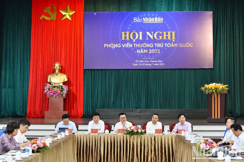 Đồng chí Lê Quốc Minh, Ủy viên Trung ương Đảng, Tổng Biên tập Báo Nhân Dân, Phó Trưởng Ban Tuyên giáo Trung ương, Chủ tịch Hội Nhà báo Việt Nam cùng các đồng chí Phó Tổng Biên tập, lãnh đạo Ban Quản lý phóng viên thường trú chủ trì Hội nghị phóng viên thường trú toàn quốc năm 2023.