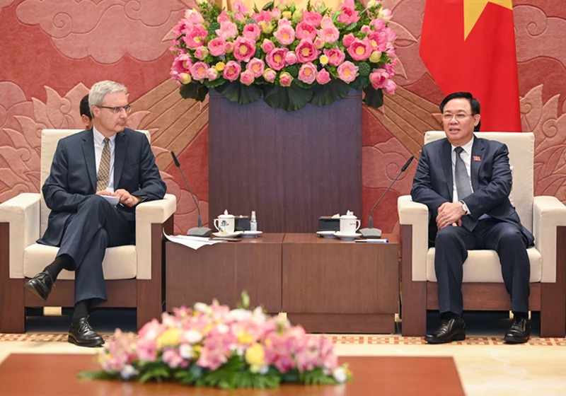 Chủ tịch Quốc hội Vương Đình Huệ phát biểu tại buổi tiếp Đại sứ Pháp Nicolas Warnery. 