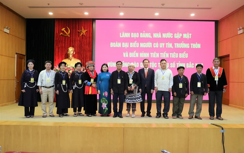 Đồng chí Trần Tuấn Anh trao Huy hiệu Bác Hồ tặng các đại biểu.