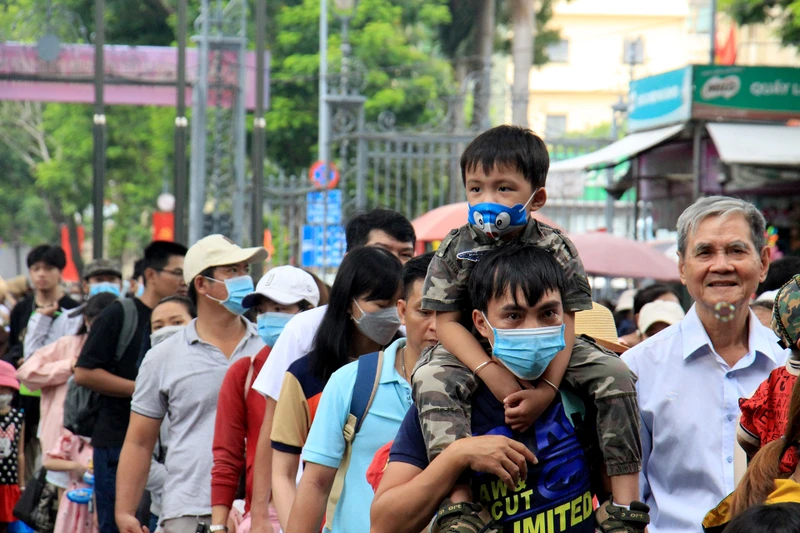 Ngày cuối tuần, đặc biệt hơn là ngày lễ, các gia đình có con em nhỏ thường “chuộng” các địa điểm vui chơi như Thảo Cầm Viên.