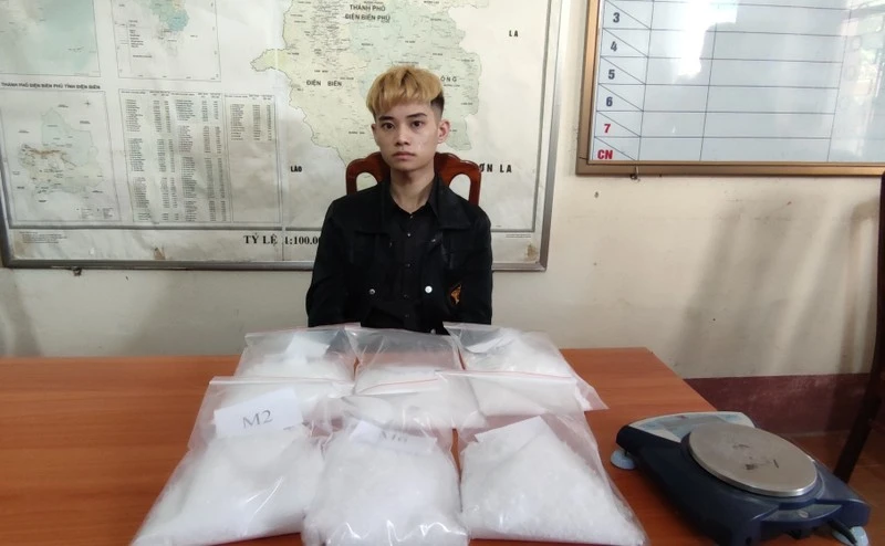 Đối tượng Lường Văn Quý cùng tang vật khi bị bắt giữ.