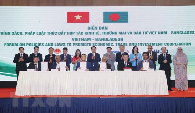 Chủ tịch Quốc hội Vương Đình Huệ và đại biểu chứng kiến Lễ ký Thỏa thuận hợp tác trong một số lĩnh vực. (Ảnh: TTXVN)