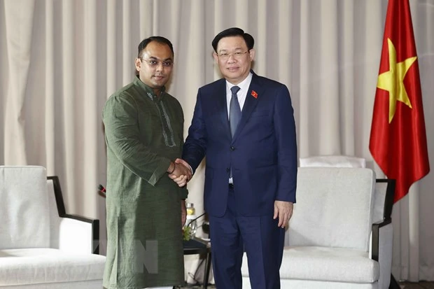 Chủ tịch Quốc hội Vương Đình Huệ tiếp Chủ tịch Phòng Thương mại và Công nghiệp Dhaka Md. Sameer Sattar. (Ảnh: TTXVN)