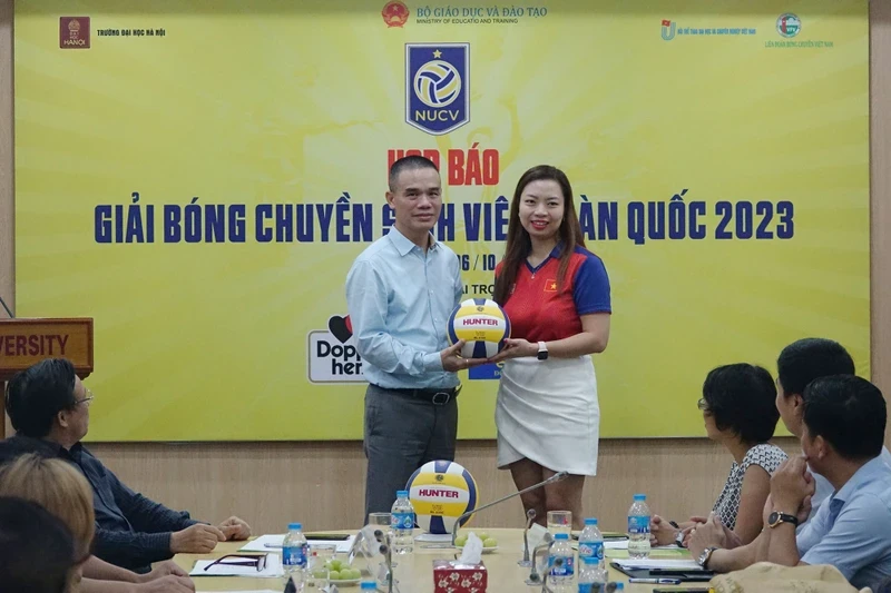 Giới thiệu Công ty Động lực tài trợ giải tại cuộc họp báo.