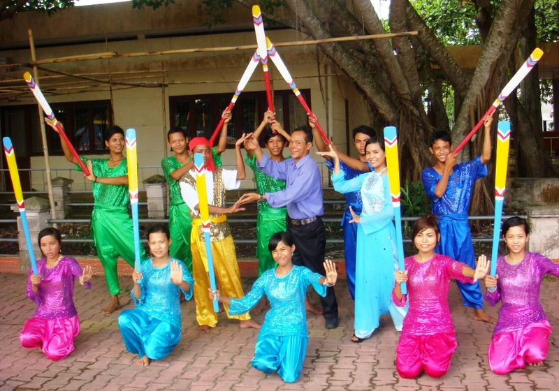 Ông Danh Bê hướng dẫn đội văn nghệ tập múa.