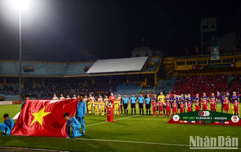Hai đội thực hiện nghi thức chào cờ.