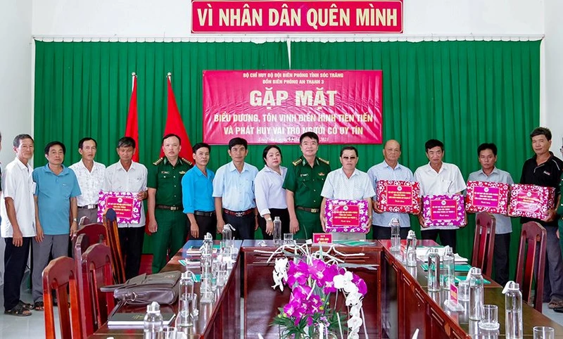 Tặng quà cho các gương điển hình tiến tiến trong vùng đồng bào dân tộc thiểu số khu vực biên giới biển huyện Cù Lao Dung.
